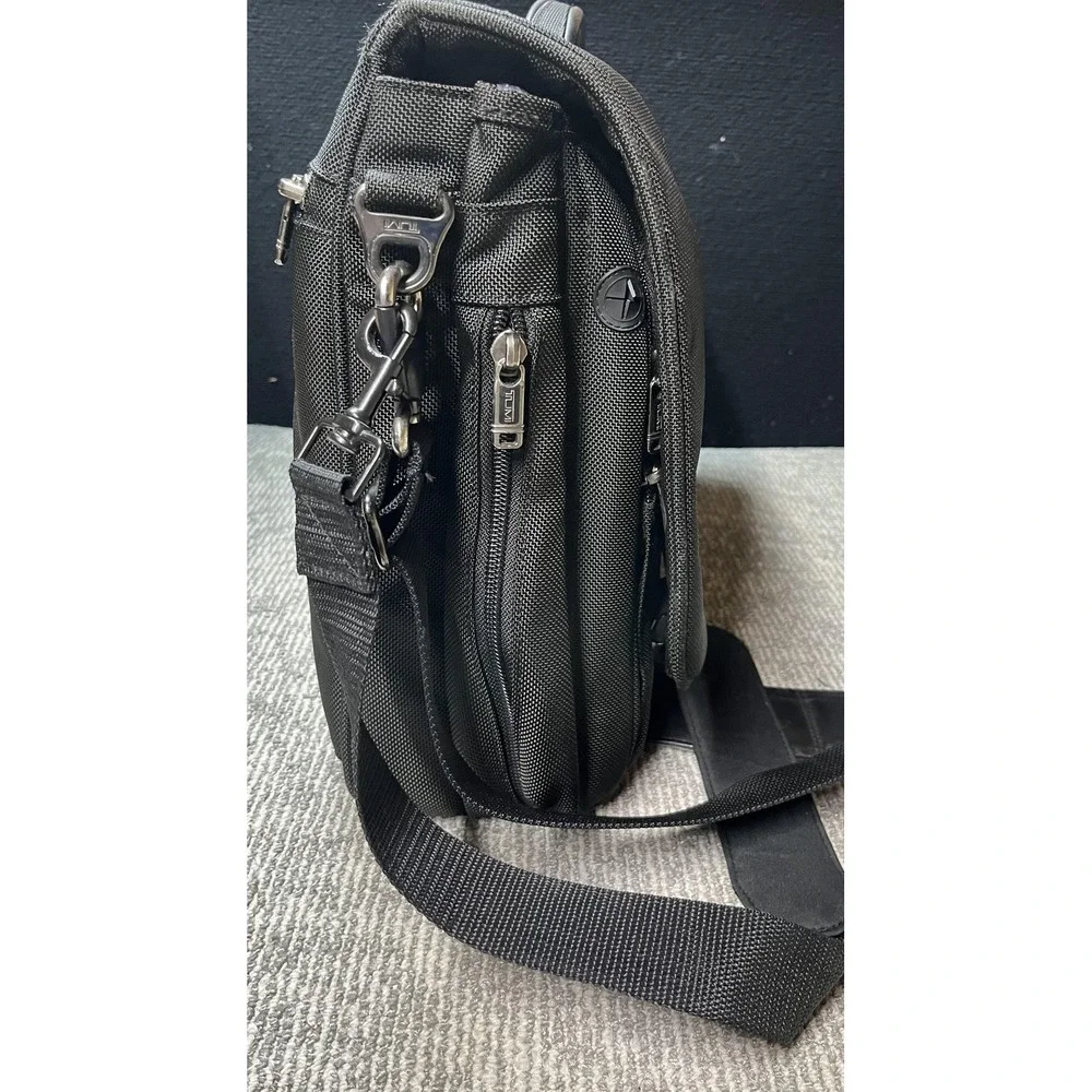 TUMI Messenger Bag Black Nylon Laptop Briefcase Mens Expandable Shoulder 18